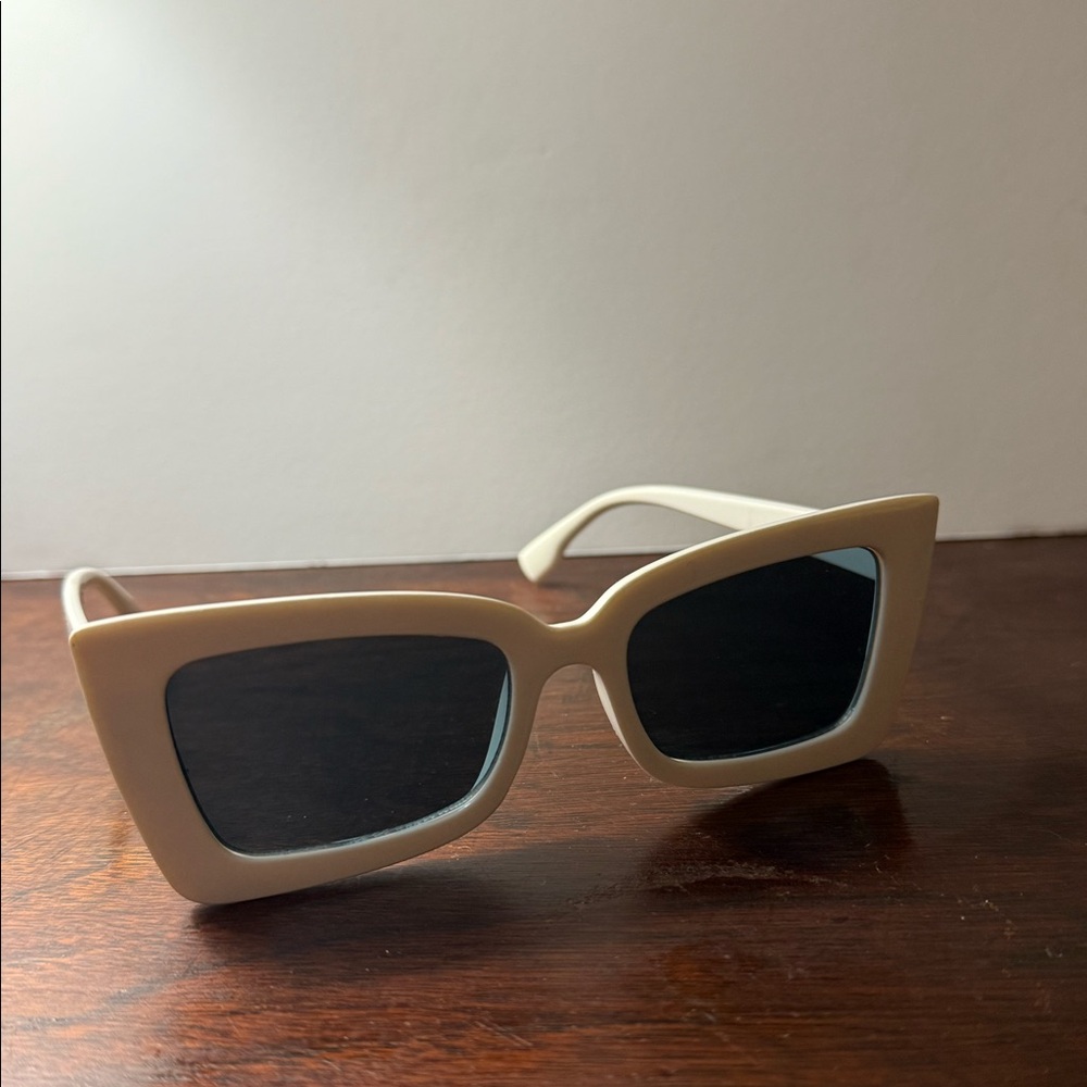 Vintage White Framed Sunglasses Cat Eye Cute!